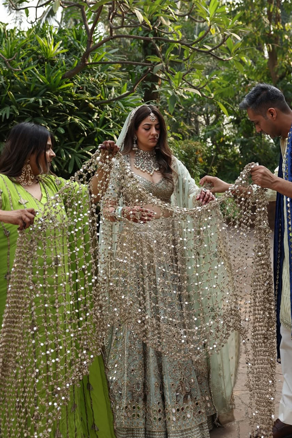 Gauri Khan Stylist Akruti Sejpal Wears Mirror Veil At Her Wedding Photos11