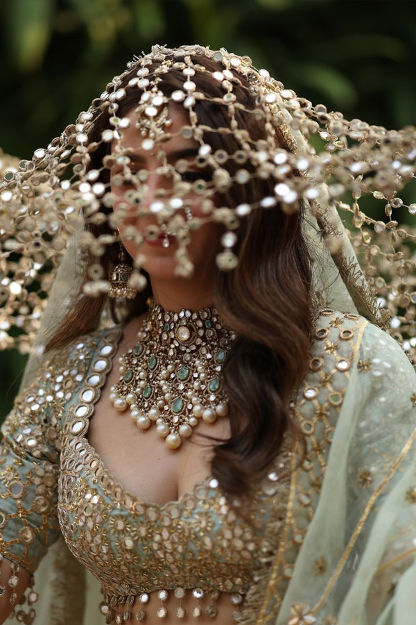 Gauri Khan Stylist Akruti Sejpal Wears Mirror Veil At Her Wedding Photos13