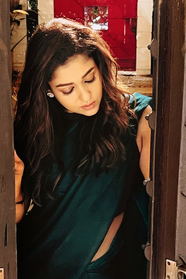 Actress Nayanthara Stunning Pose In Green Saree6