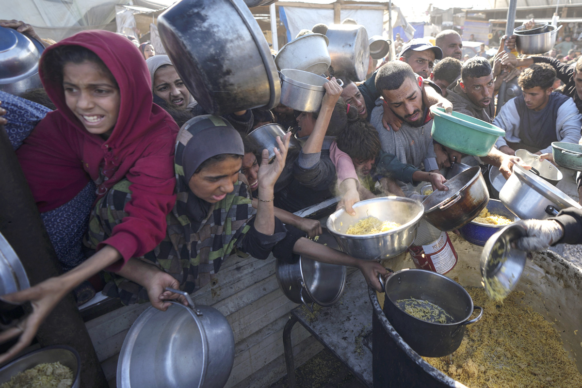 As Hunger Surges in Gaza, the Struggle to Find Food Turns Deadly27