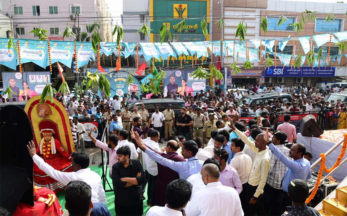 Actress Meenakshi Chaudhary Launch Shopping Mall At Kadapa Photos11