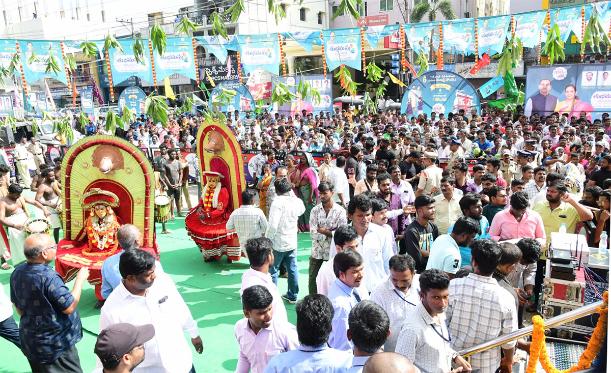 Actress Meenakshi Chaudhary Launch Shopping Mall At Kadapa Photos12