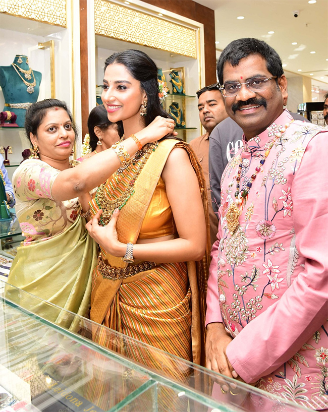 Actress Meenakshi Chaudhary Launch Shopping Mall At Kadapa Photos17