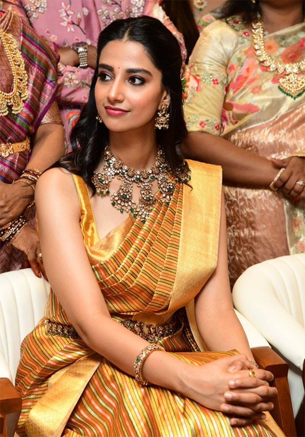 Actress Meenakshi Chaudhary Launch Shopping Mall At Kadapa Photos18