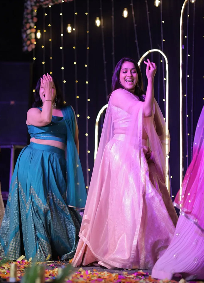 Anchor Rashmi Gautam dance sister wedding photos goes viral16