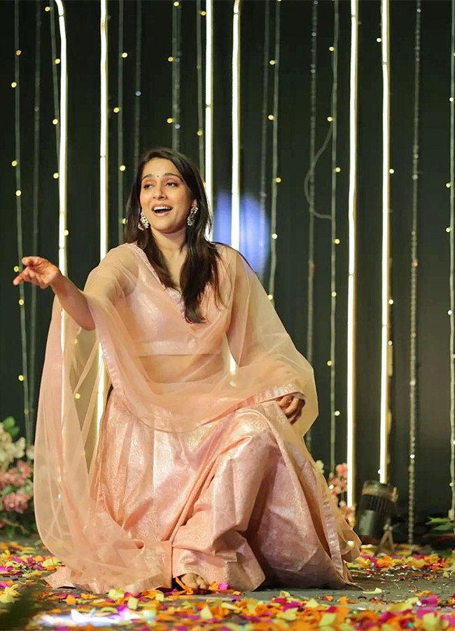 Anchor Rashmi Gautam dance sister wedding photos goes viral9