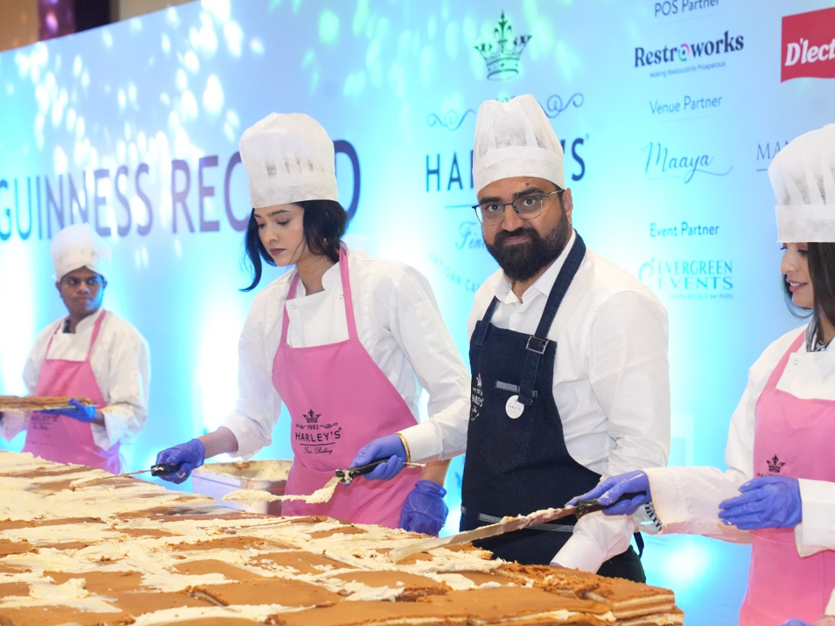 Bakers In Hyderabad Done Huge Size of 2254 Kg Russian Medovik Honey Cake, Creates Guinness Record photos9