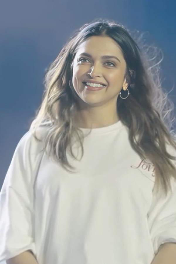 Deepika Padukone At Diljit Dosanjh Concert In Bangalore Photos Goes Viral12