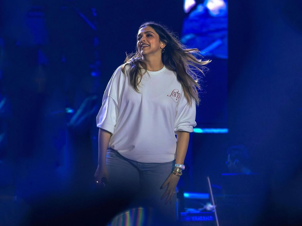 Deepika Padukone At Diljit Dosanjh Concert In Bangalore Photos Goes Viral5