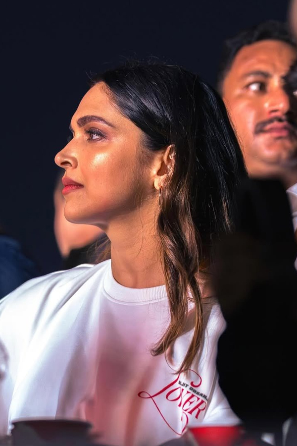 Deepika Padukone At Diljit Dosanjh Concert In Bangalore Photos Goes Viral6