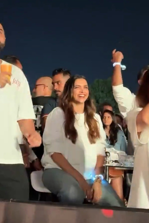 Deepika Padukone At Diljit Dosanjh Concert In Bangalore Photos Goes Viral7