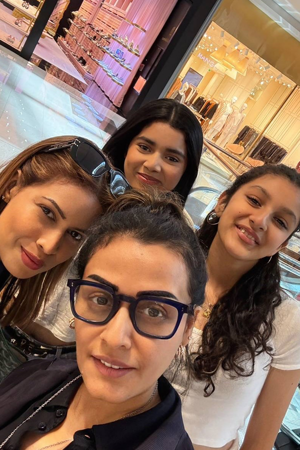 Namrata And Sitara Cute Photos From Their Dubai Tour3