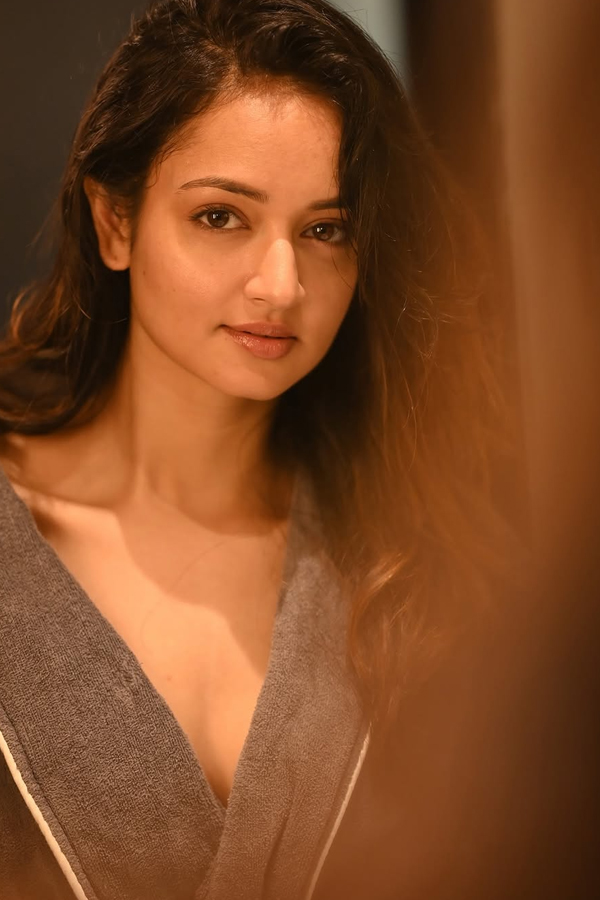 Stunning Photos Of Tollywood Beauty Shanvi Srivastava18