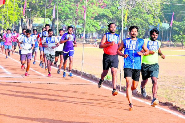 ఉద్యోగమే లక్ష్యంగా బరిలోకి.. 1