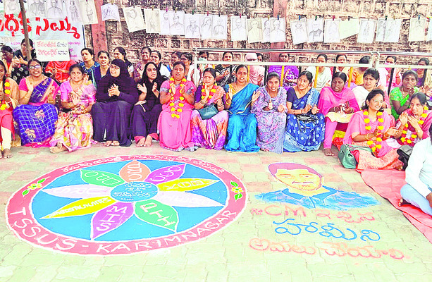 రంగుల చిత్రాలు వేసి నిరసన2