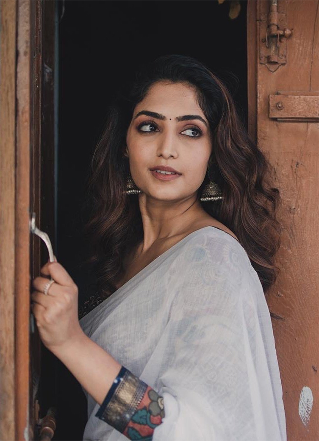 Actress Reba Monica John item song MAD Square Movie9