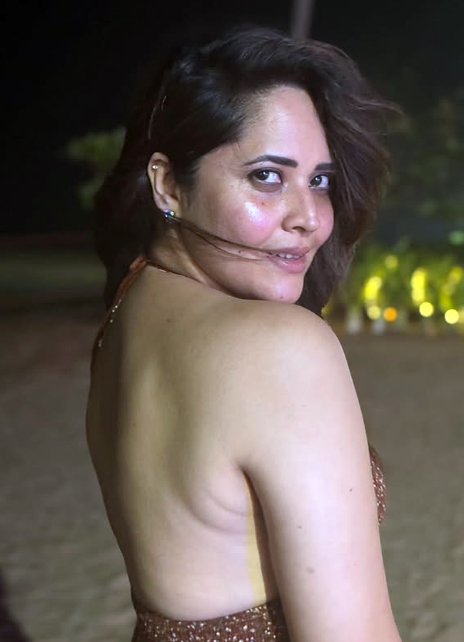 Anasuya chills on the beach with her family during New Year celebrations2