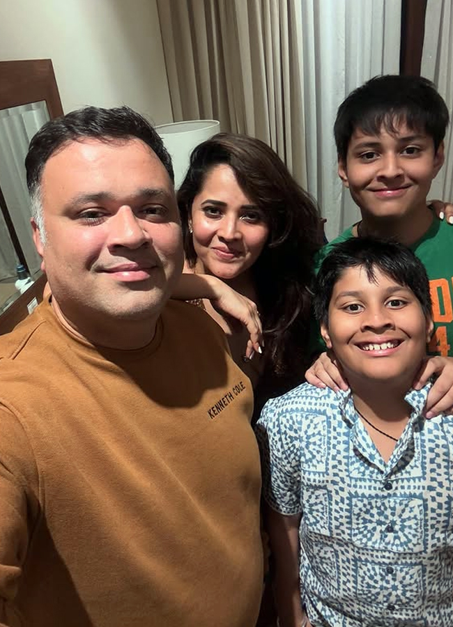 Anasuya chills on the beach with her family during New Year celebrations15