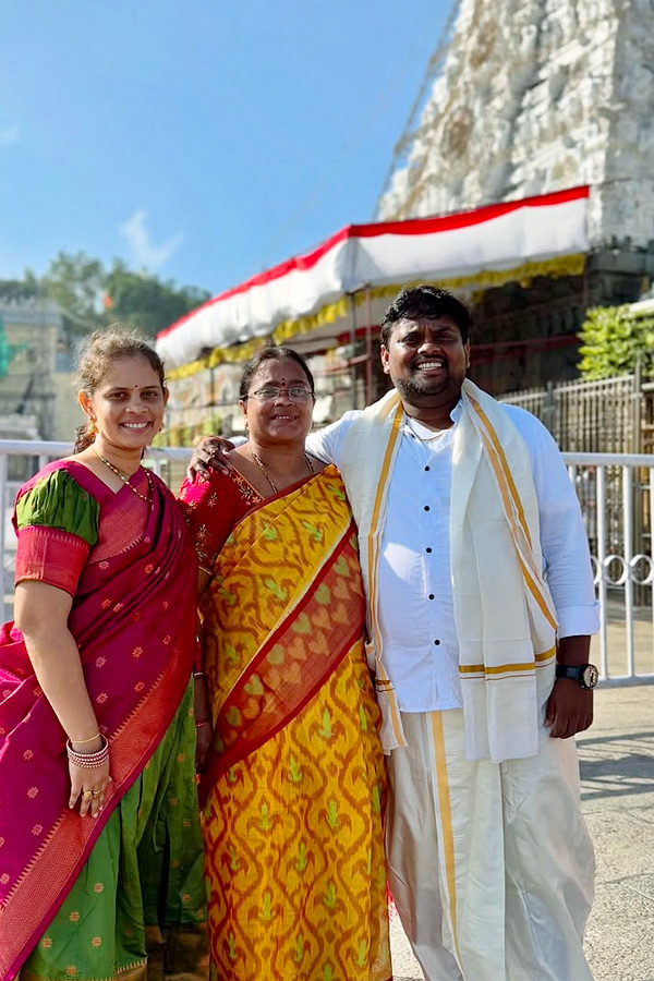 Shobha Shetty And Tasty Teja Visit Tirumala Photos5