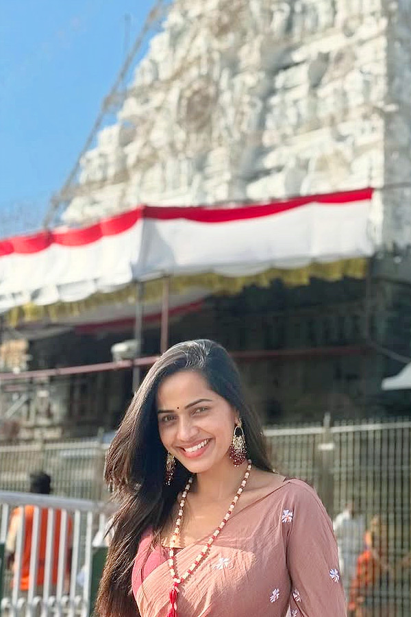 Shobha Shetty And Tasty Teja Visit Tirumala Photos10