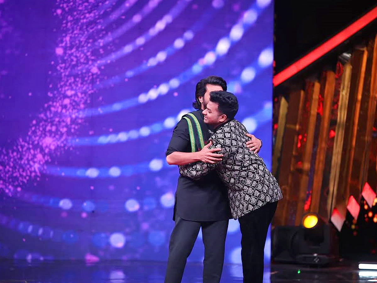 Special Thanks To Nagarjuna And Ramcharan From Mukku Avinash In Bigg Boss Grand Finale Photos5