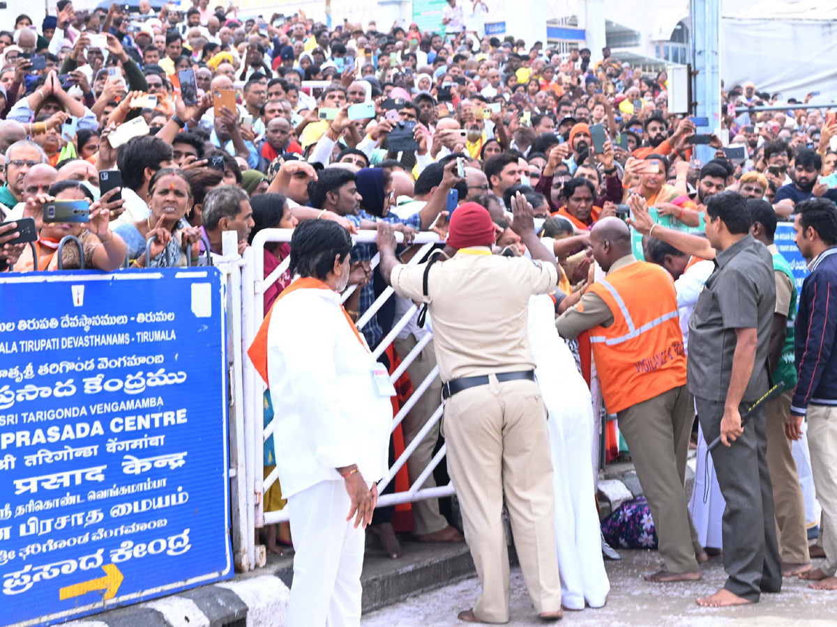 Huge Devotees At Tirumala For Tirumala Vaikunta Dwara Darshan Photos9