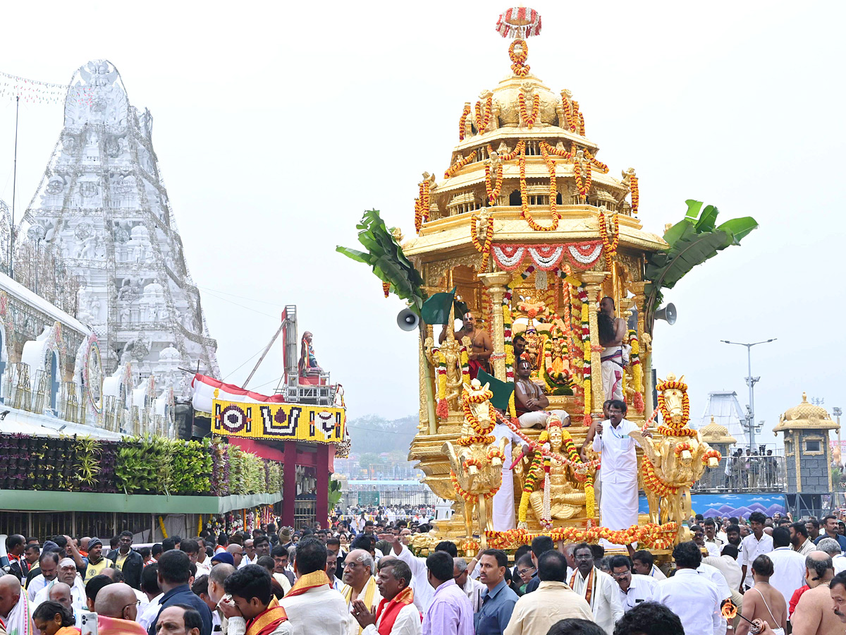 Huge Devotees At Tirumala For Tirumala Vaikunta Dwara Darshan Photos7