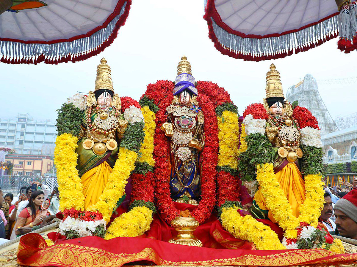 Huge Devotees At Tirumala For Tirumala Vaikunta Dwara Darshan Photos8