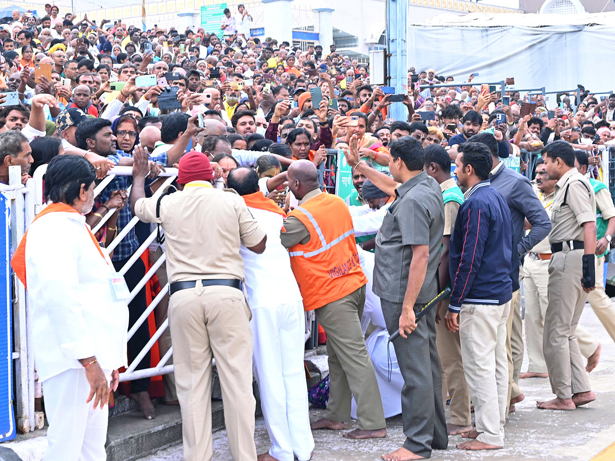 Huge Devotees At Tirumala For Tirumala Vaikunta Dwara Darshan Photos10