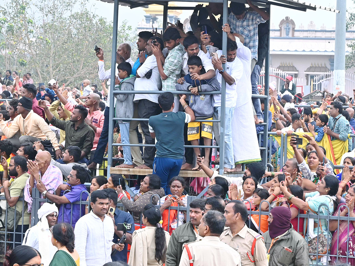 Huge Devotees At Tirumala For Tirumala Vaikunta Dwara Darshan Photos11