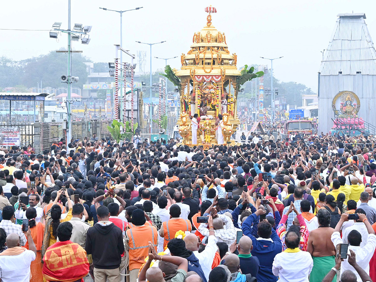 Huge Devotees At Tirumala For Tirumala Vaikunta Dwara Darshan Photos1