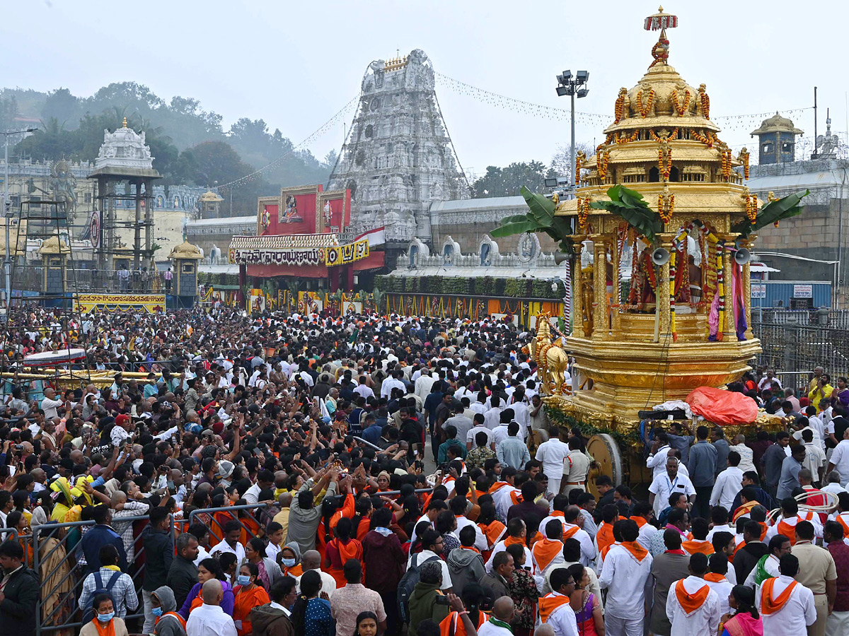 Huge Devotees At Tirumala For Tirumala Vaikunta Dwara Darshan Photos3