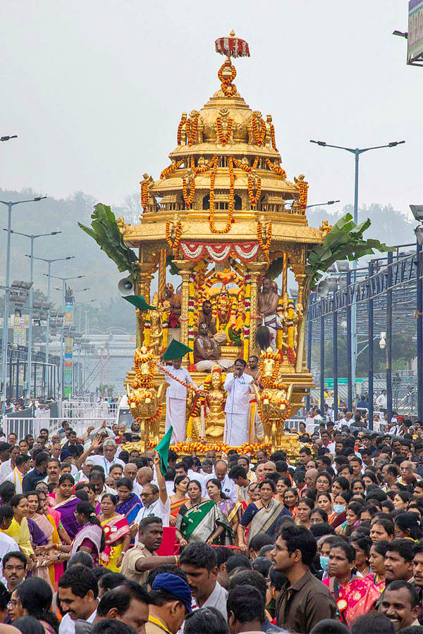 Huge Devotees At Tirumala For Tirumala Vaikunta Dwara Darshan Photos5