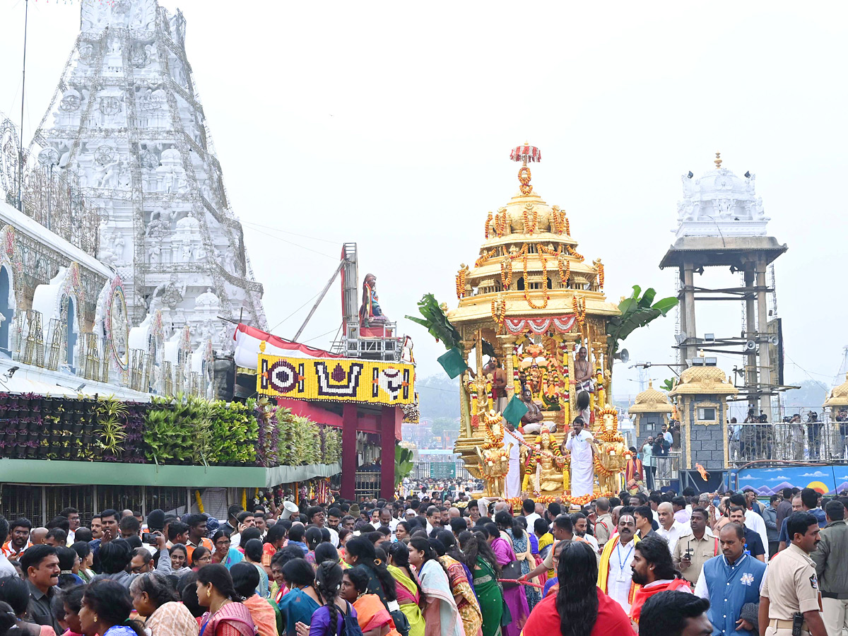 Huge Devotees At Tirumala For Tirumala Vaikunta Dwara Darshan Photos6