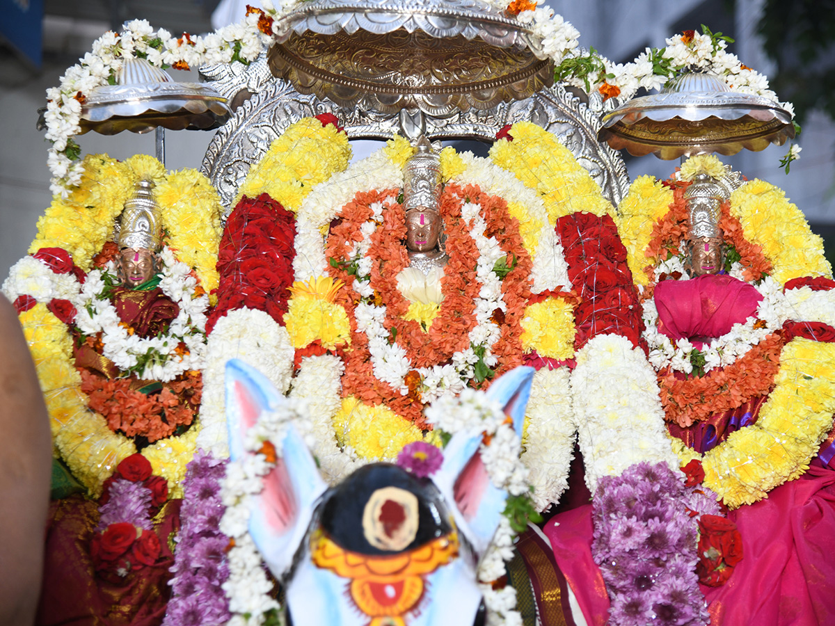 Huge Rush in Temples on Vaikunta Ekadasi Telugu states10