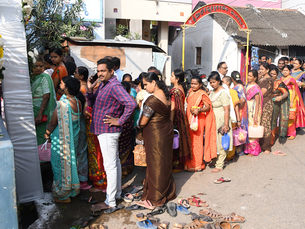 Huge Rush in Temples on Vaikunta Ekadasi Telugu states11