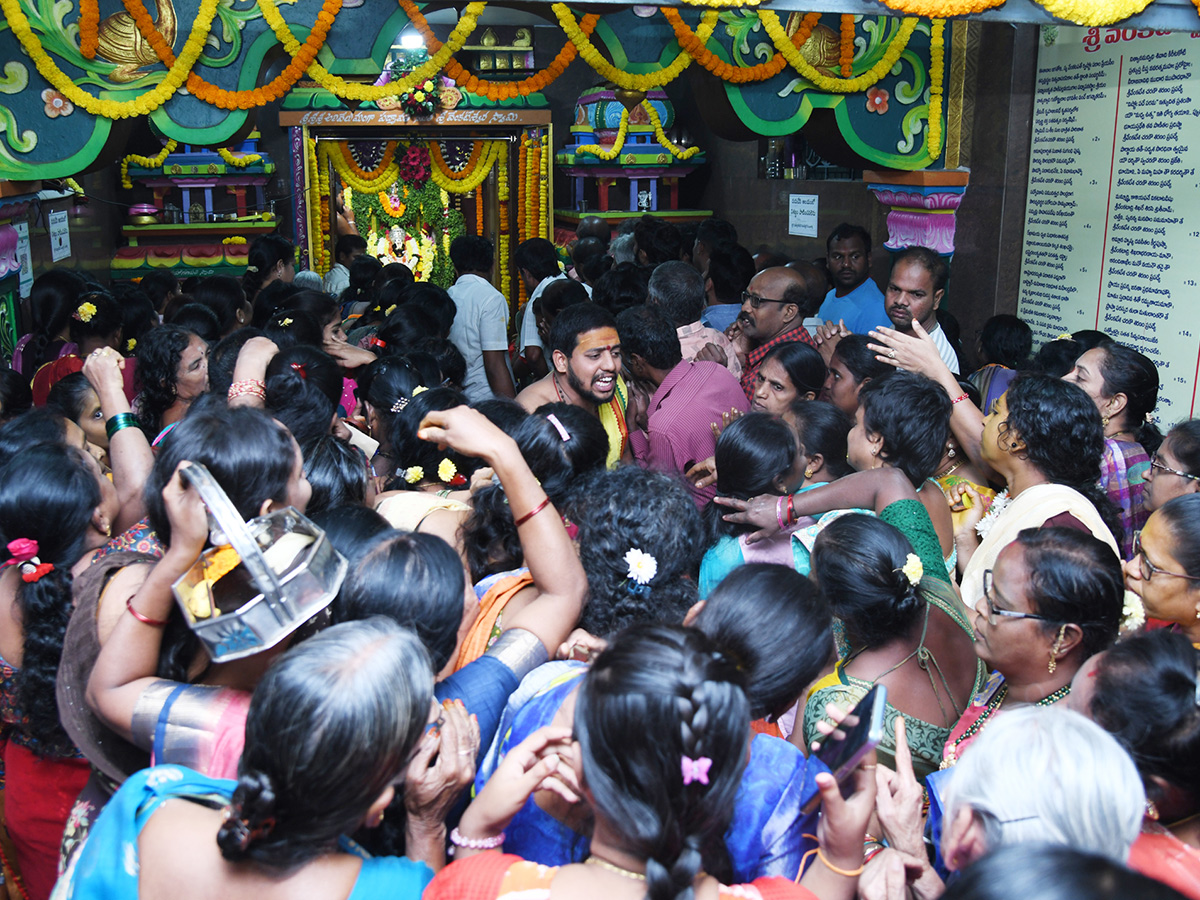 Huge Rush in Temples on Vaikunta Ekadasi Telugu states12