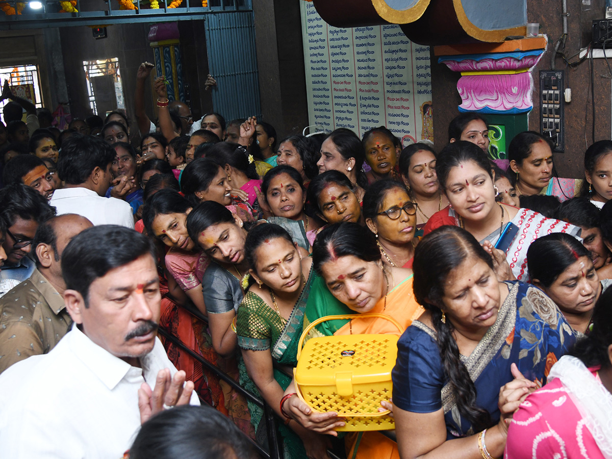 Huge Rush in Temples on Vaikunta Ekadasi Telugu states13