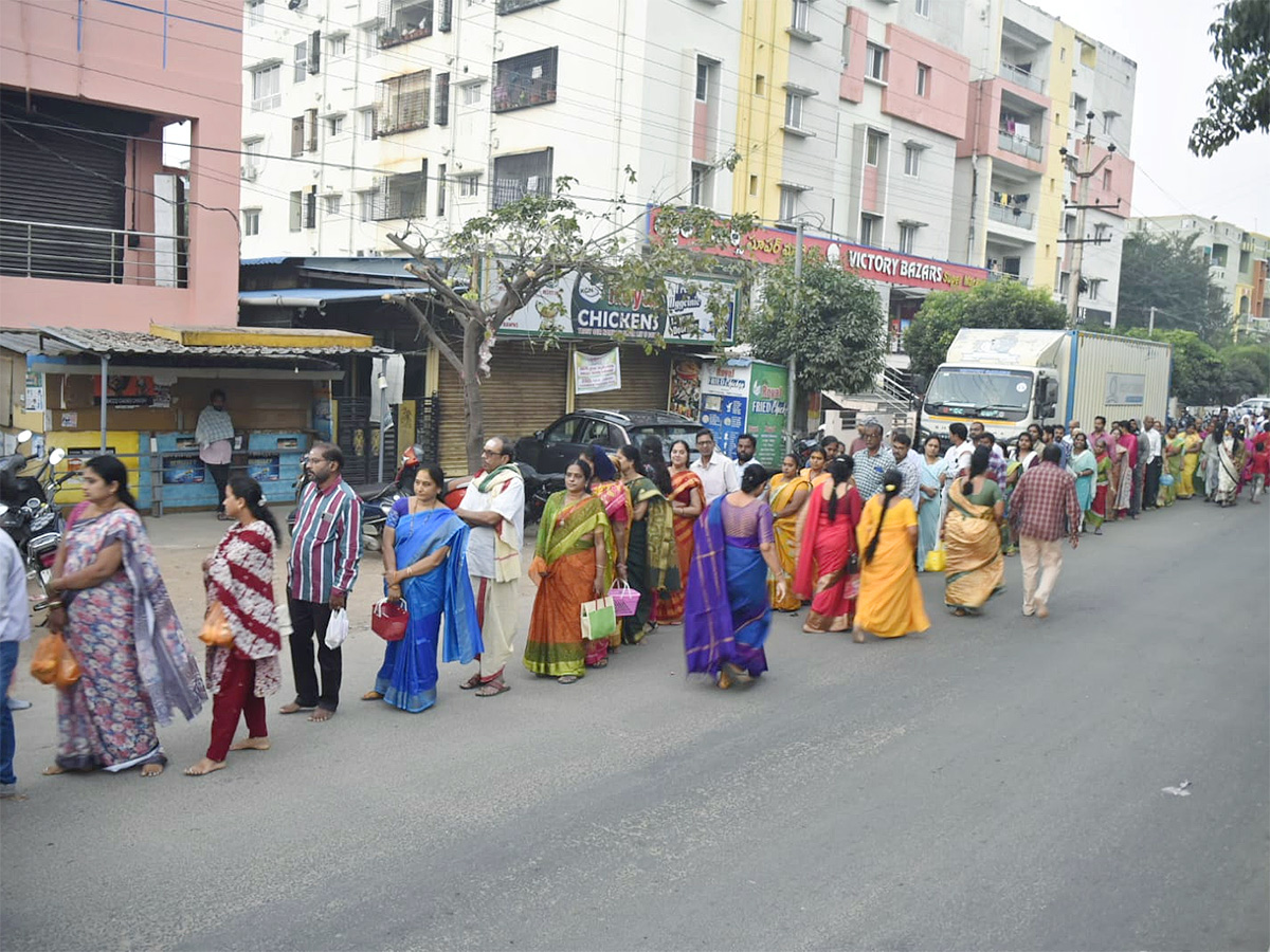 Huge Rush in Temples on Vaikunta Ekadasi Telugu states14