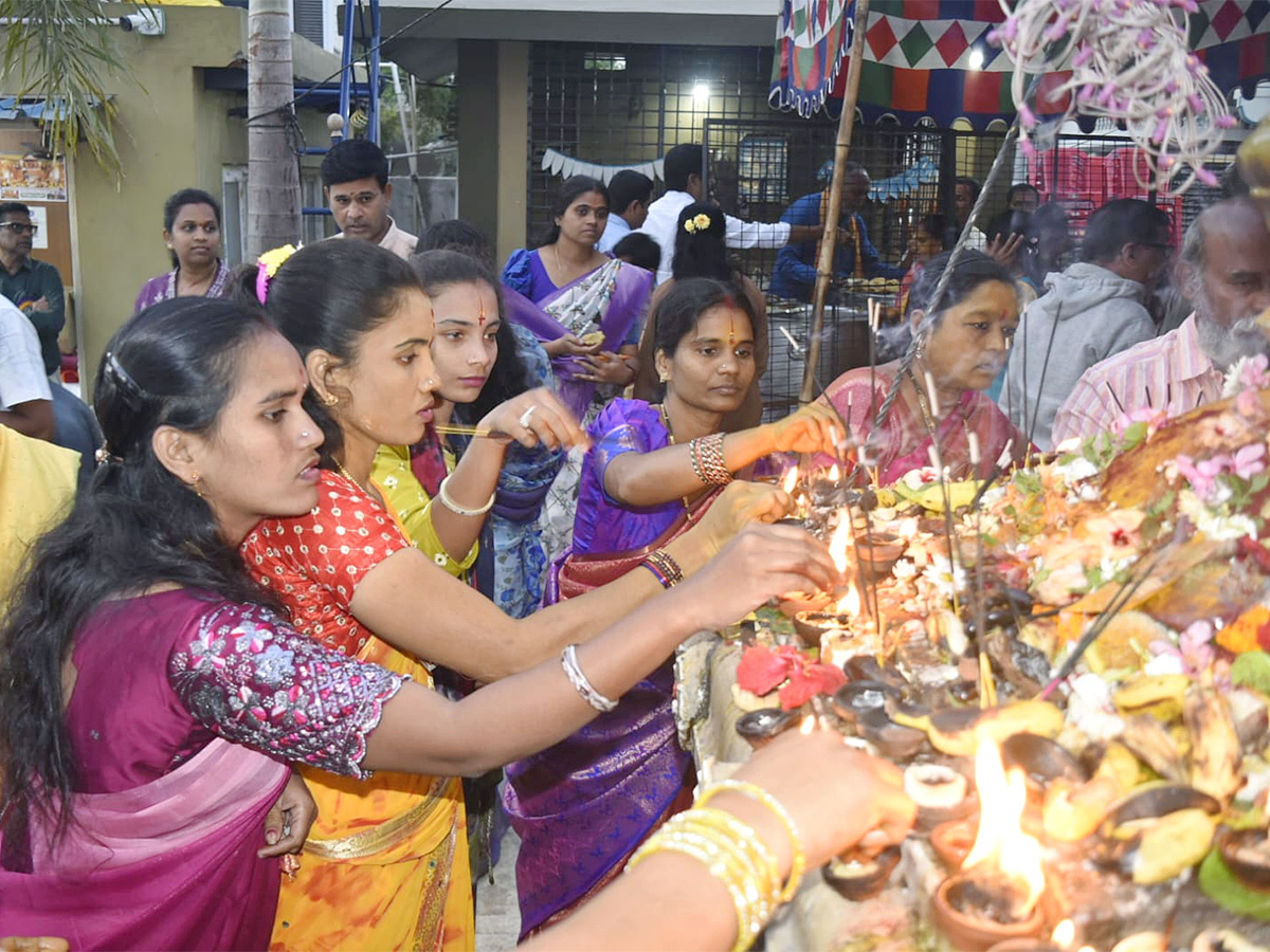 Huge Rush in Temples on Vaikunta Ekadasi Telugu states17