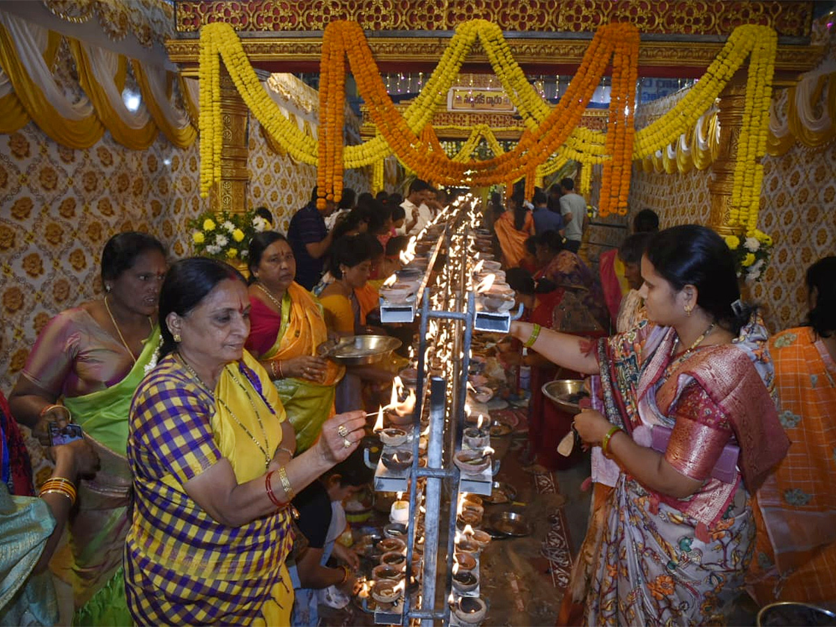 Huge Rush in Temples on Vaikunta Ekadasi Telugu states18