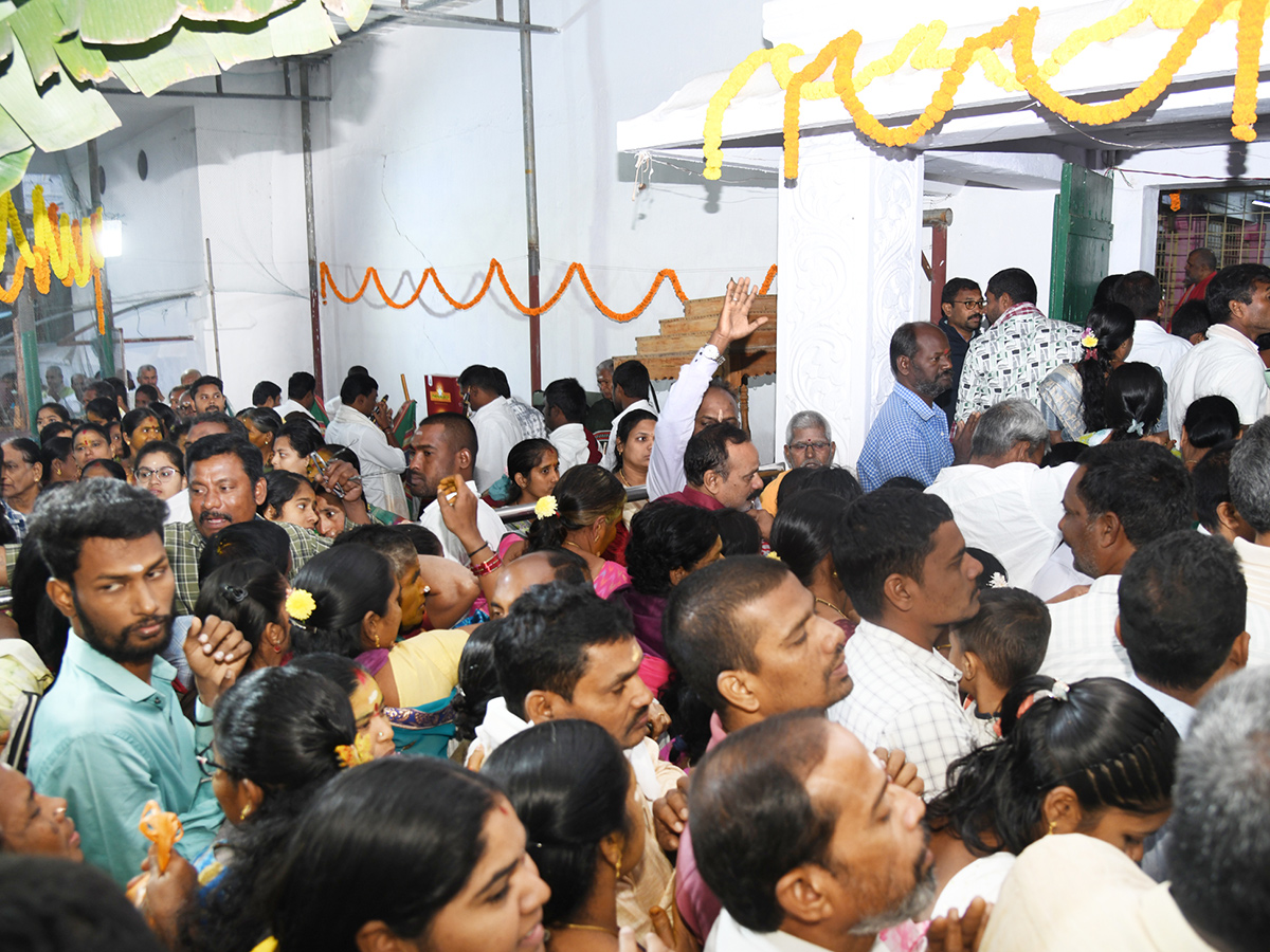 Huge Rush in Temples on Vaikunta Ekadasi Telugu states2