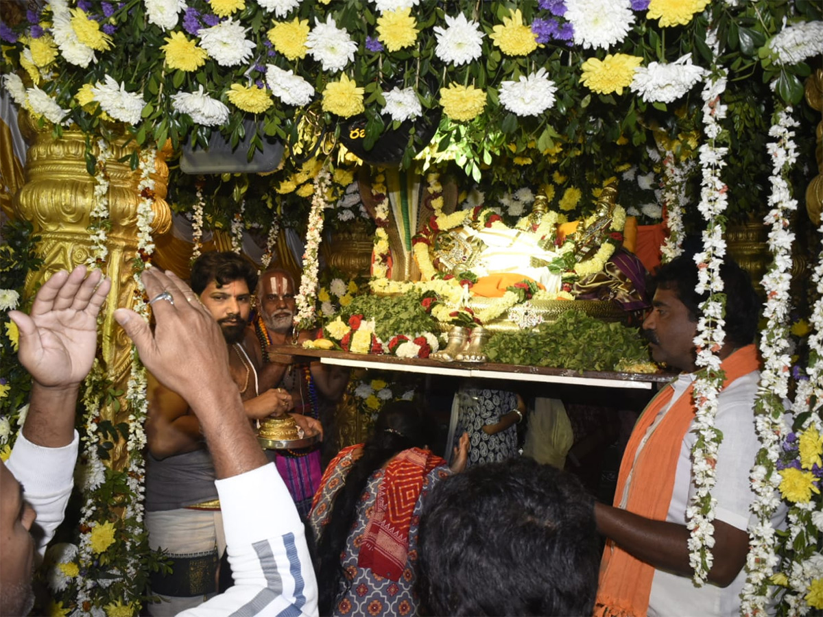 Huge Rush in Temples on Vaikunta Ekadasi Telugu states20