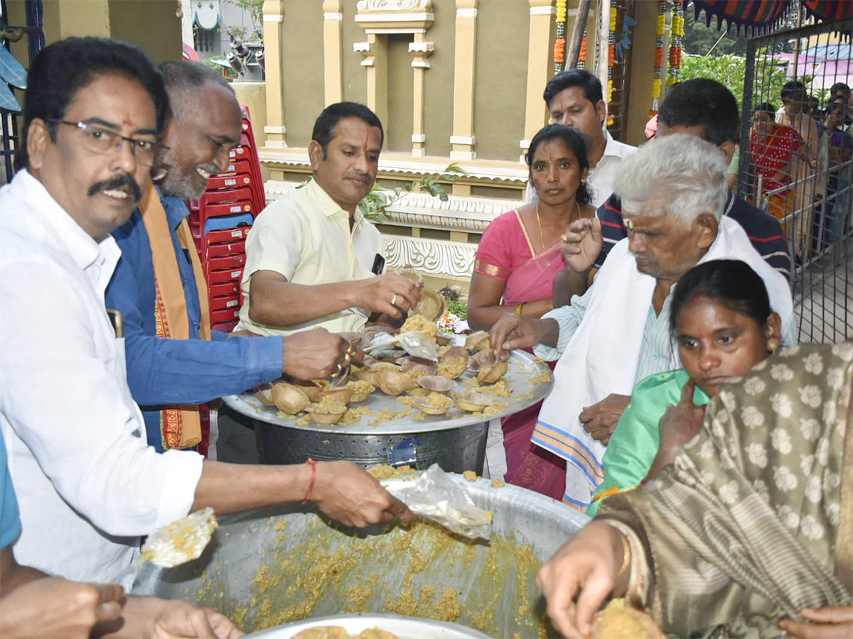 Huge Rush in Temples on Vaikunta Ekadasi Telugu states21