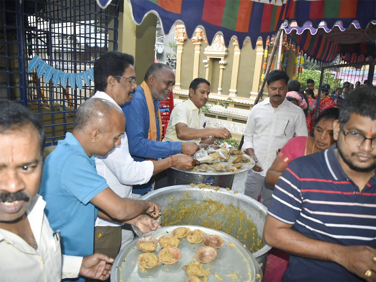 Huge Rush in Temples on Vaikunta Ekadasi Telugu states22