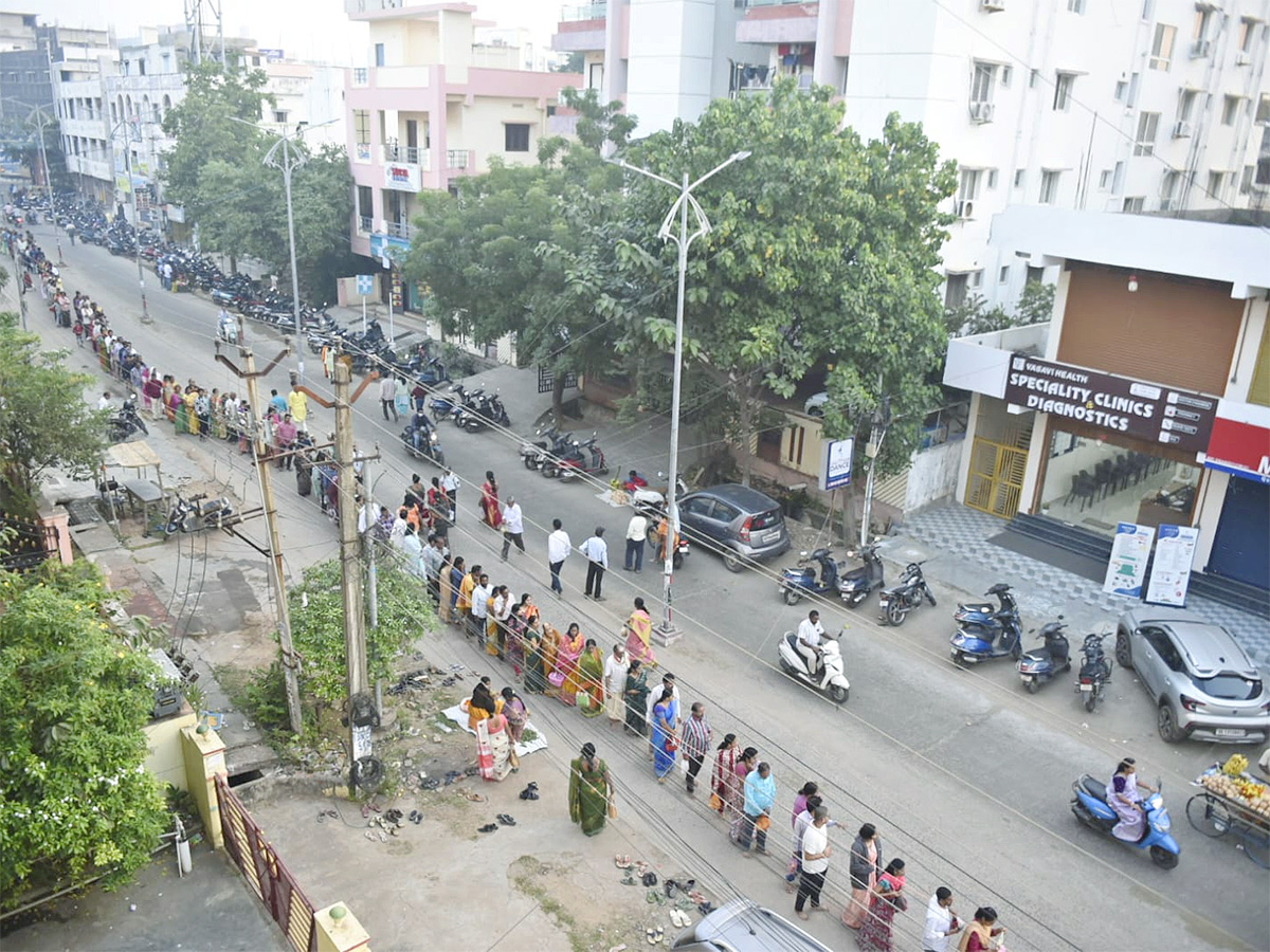 Huge Rush in Temples on Vaikunta Ekadasi Telugu states23