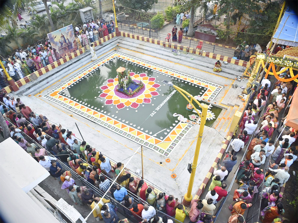 Huge Rush in Temples on Vaikunta Ekadasi Telugu states26