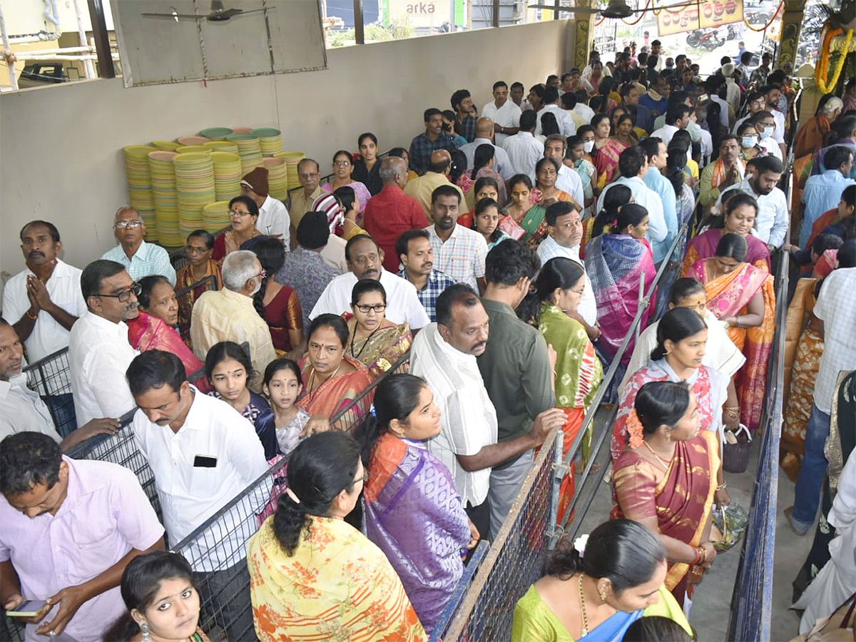 Huge Rush in Temples on Vaikunta Ekadasi Telugu states27