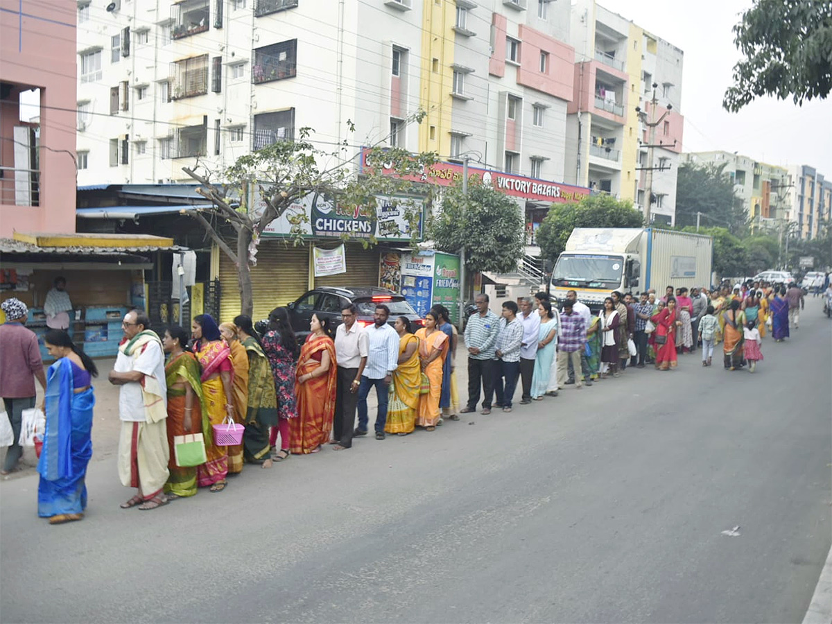 Huge Rush in Temples on Vaikunta Ekadasi Telugu states28