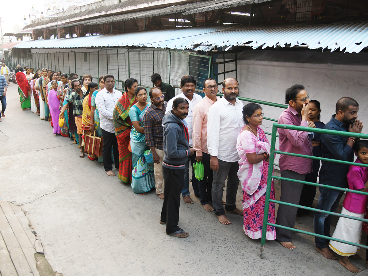 Huge Rush in Temples on Vaikunta Ekadasi Telugu states3